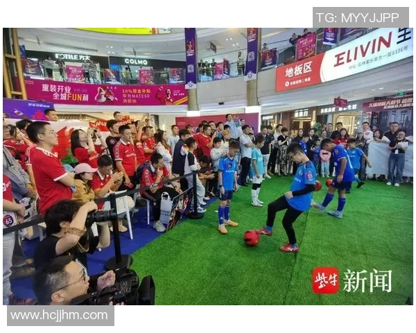 球迷热情涌动亲临现场为足球球星追星留下难忘瞬间